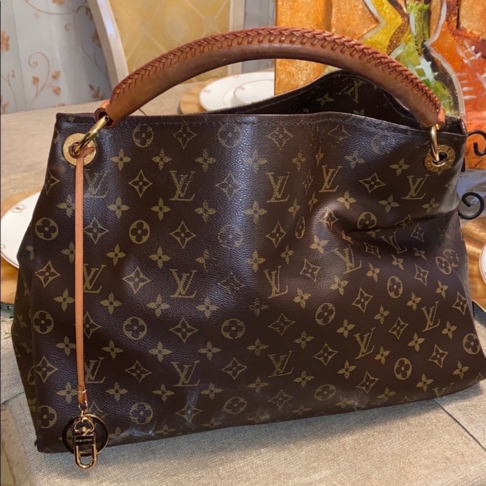 Authentic Louis Vuitton artsy MM